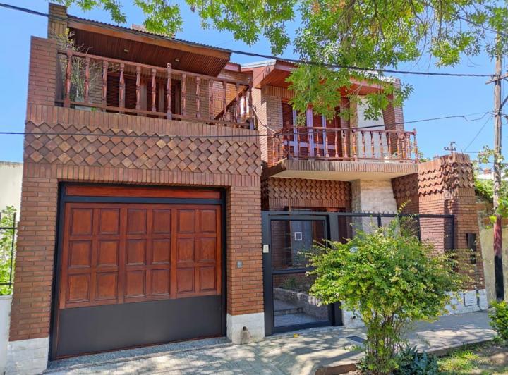 Casa · 225m² · 8 Ambientes