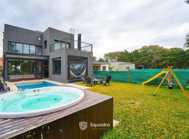 Casa · 190m² · 6 Ambientes · 2 Cocheras