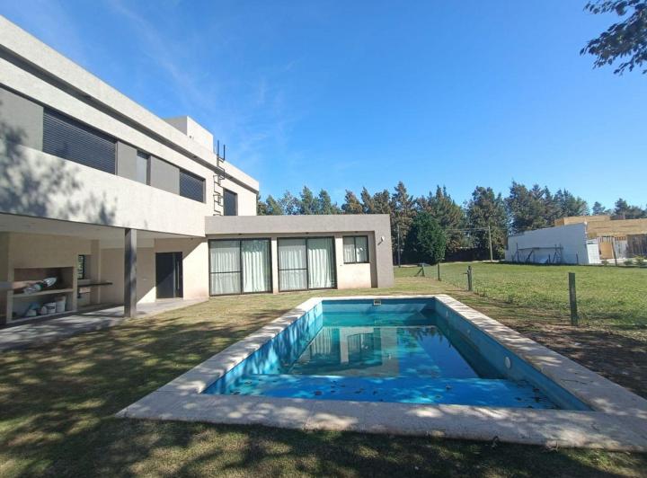 Casa · 144m² · 5 Ambientes · 2 Cocheras