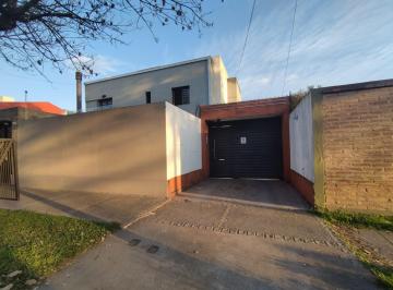 Casa · 94m² · 5 Ambientes · 2 Cocheras · Dúplex en Venta