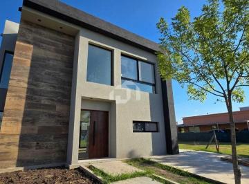 Casa · 149m² · 4 Ambientes · 2 Cocheras · Casa en Alquiler en Vila Marina I, Villanueva, Tigre