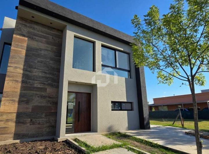 Casa · 149m² · 4 Ambientes · 2 Cocheras