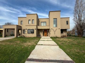 Casa · 360m² · 6 Ambientes · 3 Cocheras · Venta Casa Haras del Sol|4 Habitaciones en Suite|apta Credito