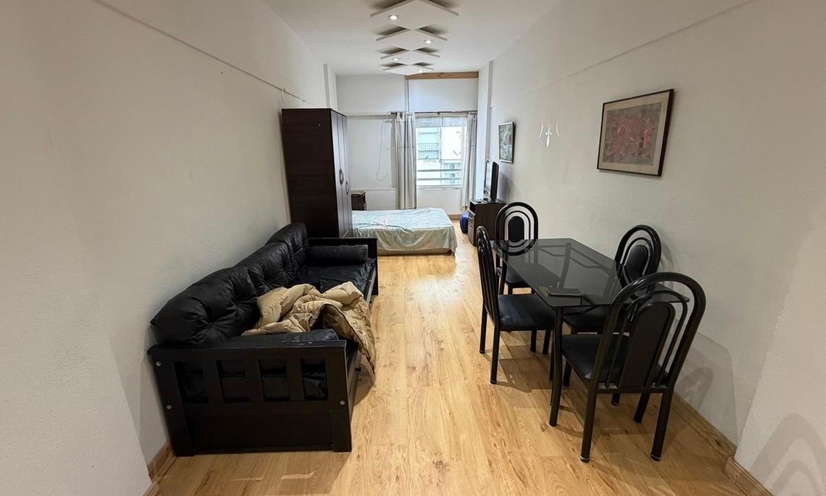 Monoambiente 23m² al frente en 3er piso con cochera opcional — zona comercial