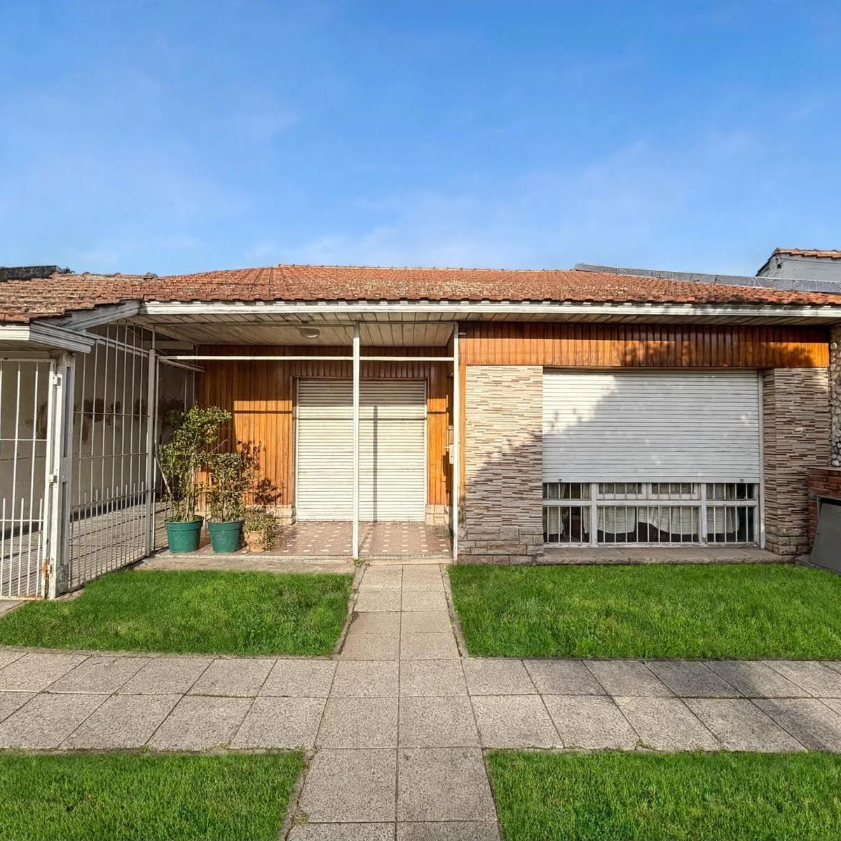 Chalet sobre lote de 10 x 23, 30 con 4 ambientes y 3 dormitorios