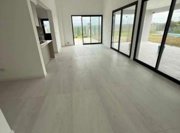FVR-FVR-1680_2 · Venta Casa Barrio Privado Lagos de Canning