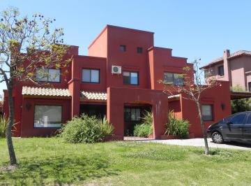 Casa · 250m² · 6 Ambientes · 2 Cocheras · Conquipropiedades - Alquiler - Casa en Laguna del Sol