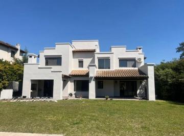Casa · 250m² · 6 Ambientes · 2 Cocheras · Conquipropiedades - Alquiler - Casa en Laguna del Sol