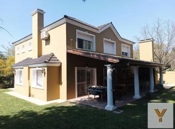 Casa · 400m² · Casa en Venta - 4 Dorm. 5 Baños - Cochera - 900 m² - Parque Belén Escobar, Escobar