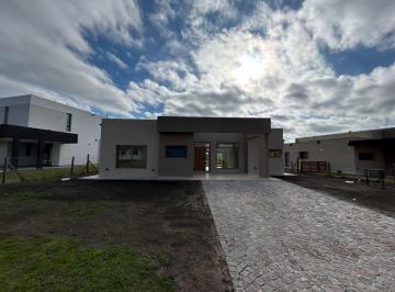 Casa de 5 ambientes, Ezeiza · Casa en Venta en San Felipe de Canning! con Vista Al Pulmon! 3 Dorm. y Piscina!