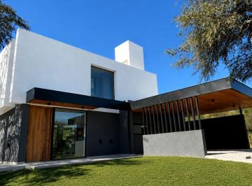Casa · 200m² · 3 Dormitorios · 4 Cocheras · Casa en Maitenes de La Deseada