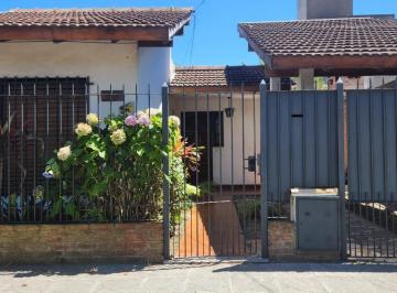Casa · 97m² · 5 Ambientes · 2 Cocheras · Casa de 3 Ambientes con Depto de 2 Ambientes Al Fondo con Entrada Independiente