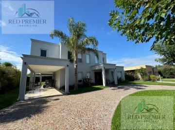 Casa · 235m² · 5 Ambientes · 3 Cocheras · Casa Venta Los Eucaliptus Haras 4 Dormitorio Jardin Pileta Solarium Parrilla Galeria Entradaimperial