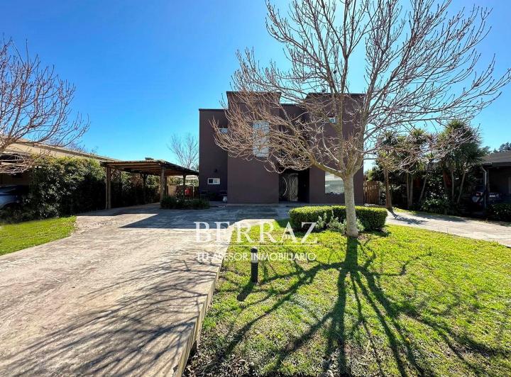 Casa · 195m² · 4 Ambientes · 2 Cocheras