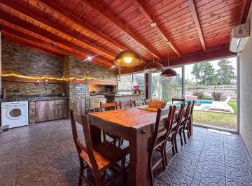 Casa · 160m² · 5 Ambientes · 1 Cochera · Venta/permuta - Casa de 3 Dorm., Cochera, Quincho y Jardín con Pileta - Cañada de Gomez