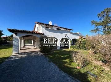 Casa · 300m² · 7 Ambientes · 6 Cocheras · Casa Venta 3 Dorm. Barrio Aranjuez Lote de 1500 m² Escobar