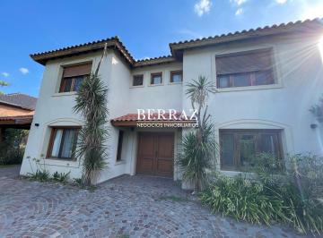 Casa · 247m² · 5 Ambientes · 4 Cocheras · Casa Venta 4 Dorm. Barrio La Delfina Lote de 700 m² Pilar