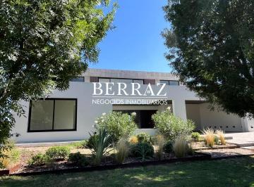 Casa · 316m² · 7 Ambientes · 1 Cochera · Casa Venta La Calesa Pilará 5 Dorm. Lote de 1000 m² Pilar