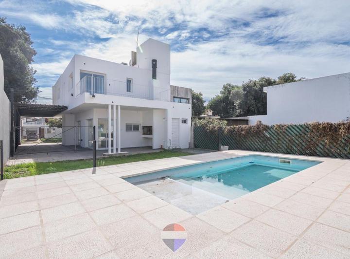 Casa · 160m² · 4 Ambientes · 2 Cocheras