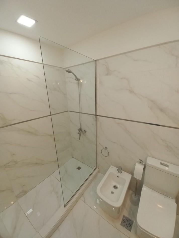 Departamento de 3 Ambientes a la calle con balcón saliente