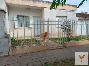 Casa · 105m² · 4 Ambientes · 1 Cochera · Casa en Venta - 3 Dorm. 1 Baño - 255 m² - Bahía Blanca