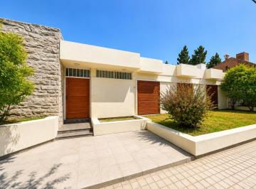 Casa · 200m² · 7 Ambientes · 2 Cocheras · Alquiler Cerro de Las Rosas Casa 3 Dorm.