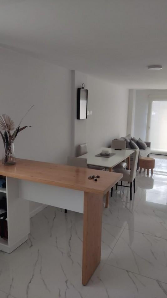 Depto. 2 amb, a la calle, living con balcon, cocina con barra, toilette, dormitorio en suite