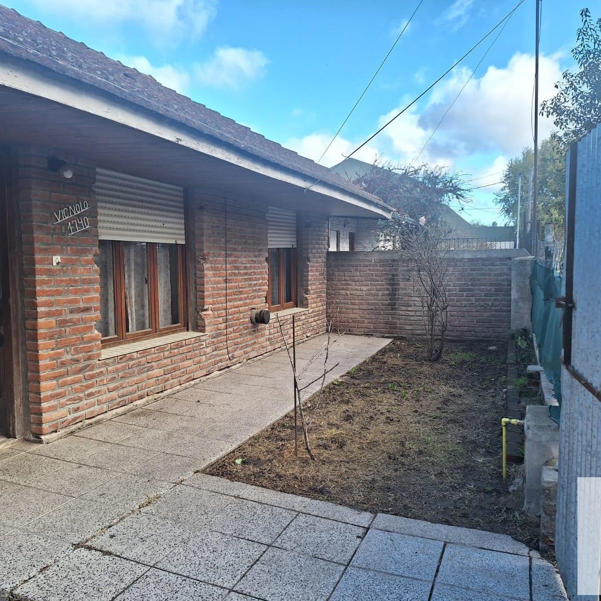 Casa de dos dormitorios en venta sobre calle Antonio Vignolo