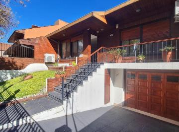 Casa · 221m² · 4 Ambientes · Casa Excelente Ubicación, Quincho y Pileta