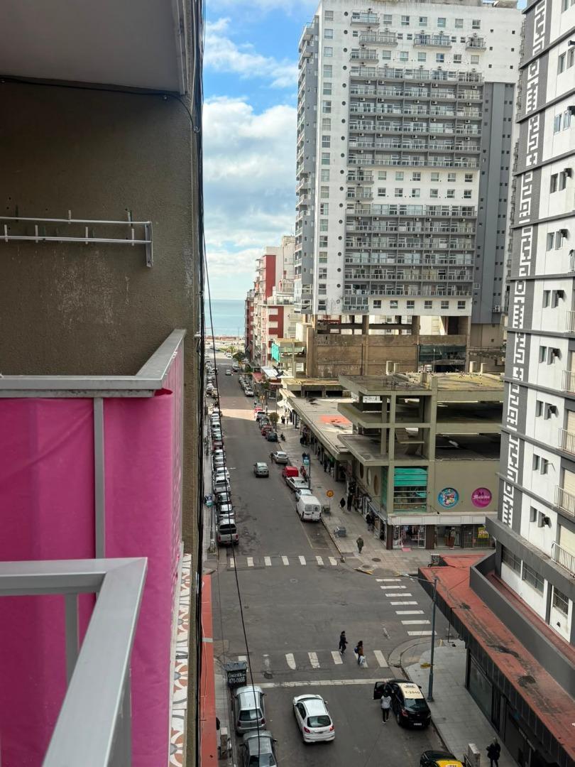 Departamento 3 ambientes a la calle con balcón saliente y espacio de cochera