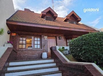 Casa · 238m² · 4 Ambientes · 4 Cocheras · Hermoso Chalet Excelente Calidad