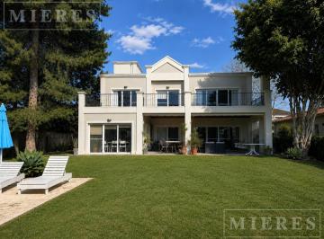 Casa · 260m² · 7 Ambientes · 2 Cocheras · Casa en Venta a La Laguna en Santa Maria de Tigre.