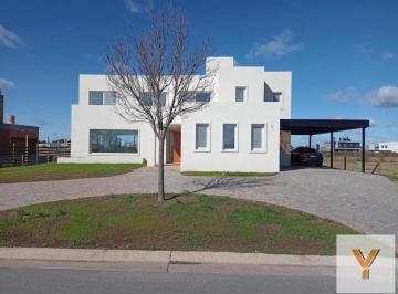 Casa · 270m² · 5 Ambientes · 1 Cochera · Casa en Venta - 4 Dorm. 4 Baños - Escobar