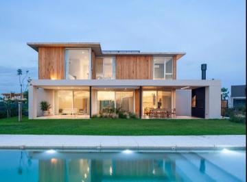 Casa · 204m² · 7 Ambientes · 2 Cocheras · Casa en Venta Al Lago en El Barrio Costas Puertos