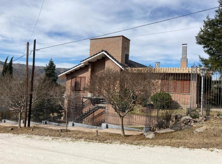 Casa · 220m² · 5 Ambientes · 2 Cocheras