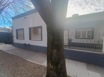Casa · 139m² · 4 Ambientes · Casa en Pb, Pintada, Modernizada y con Jardín Muy Amplio. Parrilla y Cuarto de Herramientas.