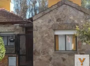 Casa · 90m² · 4 Ambientes · 1 Cochera · Casa en Venta - 3 Dorm. 1 Baño 1 Cochera - 300 m² - Jeppener, Coronel Brandsen