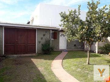 Casa · 160m² · 4 Ambientes · 2 Cocheras · Casa en Venta - 3 Dorm. 2 Baños - Cocheras - 300 m² - Necochea
