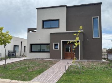 Casa · 221m² · 6 Ambientes · Casa en Venta - 4 Dorm. 3 Baños - Pilar