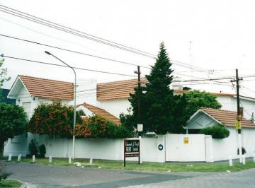 Casa · 180m² · 4 Ambientes · 1 Cochera · Casa - Castelar Norte