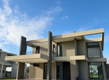 Casa · 220m² · 4 Ambientes · Casa - Canning Chico