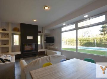 Casa · 328m² · 7 Ambientes · 1 Cochera · Casa en Venta - 5 Dorm. 5 Baños 1 Cochera - 640 m² - Malvinas Argentinas