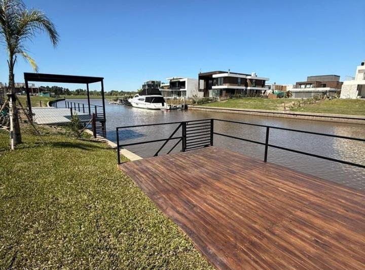 Casa · 585m² · 6 Ambientes · 1 Cochera