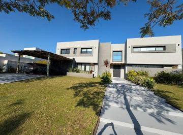Casa · 337m² · 5 Ambientes · Casa en Venta en El Golf, Nordelta, Tigre