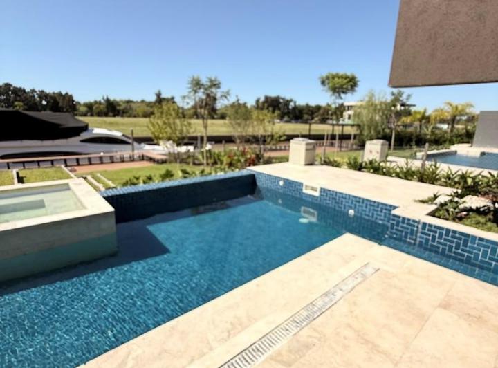 Casa · 550m² · 5 Ambientes · 1 Cochera