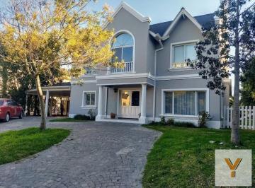 Casa · 250m² · 5 Ambientes · 2 Cocheras · Casa en Venta - 4 Dorm. 4 Baños - Cochera - 1.000 m² - Escobar