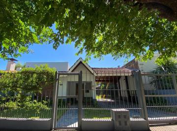 Casa · 216m² · 5 Ambientes · 2 Cocheras · Casa de 5 Ambientes con Pileta y Quincho en Burzaco Excelente!