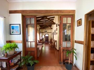 Casa · 216m² · 5 Ambientes · 2 Cocheras · Casa de 5 Ambientes con Pileta y Quincho en Burzaco Excelente!