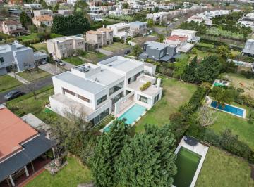 Casa · 555m² · 8 Ambientes · Casa en Venta en El Barrio Talar del Lago 2, Corredor Bancalari, Tigre