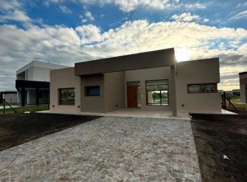Casa · 143m² · 4 Ambientes · 1 Cochera · Hermosa Casa 4 Amb. en San Felipe con Financiación